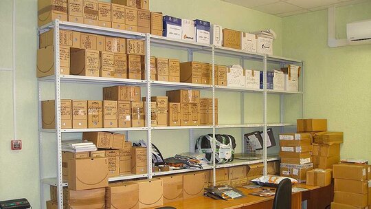 Стеллажи – незаменимая мебель в офисе